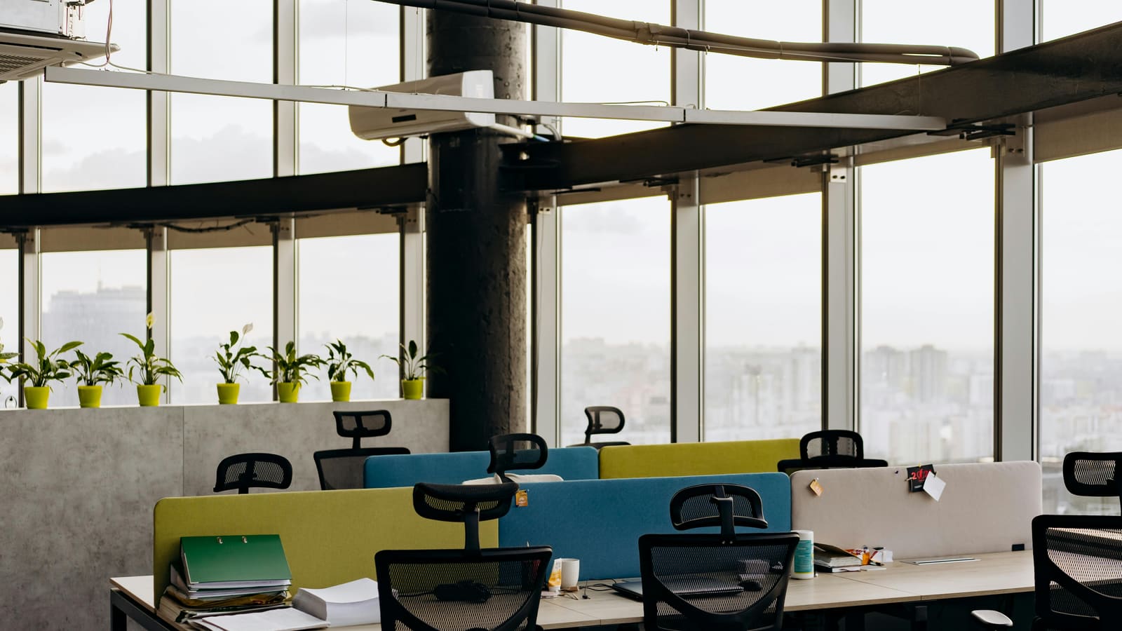 Modern kantoor met daglicht, ergonomische werkplekken en stadsuitzicht